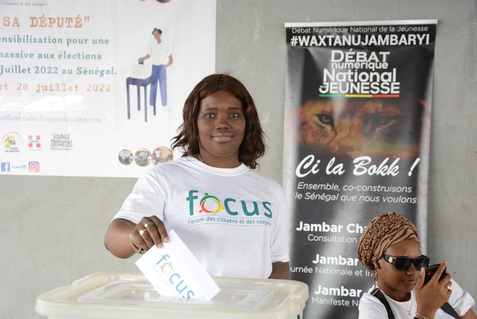 Jeune femme votant lors d'une action citoyenne